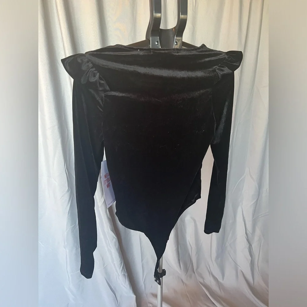 V-Neck Ruffle detail shoulder velvet bodysuit